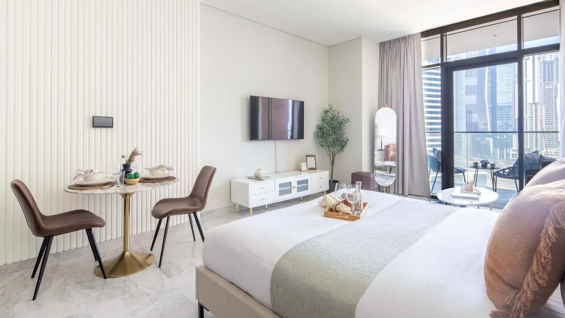 Frank Porter - Peninsula Five Dubai